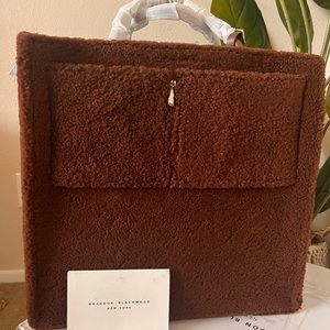 Color:Brown
Dim:20”W x 19”H x 11”D
Handle Drop:5"
Strap:Adjustable  
Mega Size